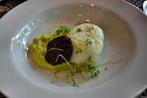 Aipim - poached egg, pea puree, morcilla