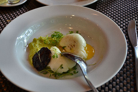 Aipim - poached egg, pea puree, morcilla